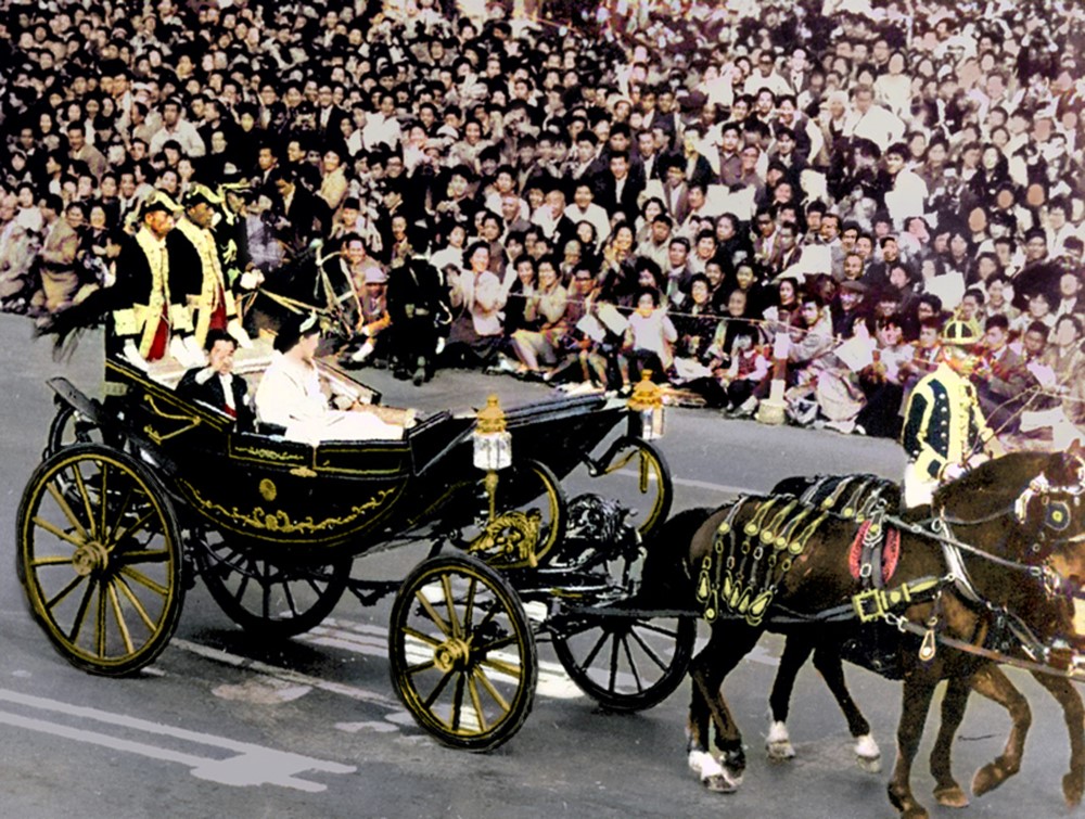 上皇さま・美智子さまご成婚、１９５９年の「世紀の祝典」をカラー化 : 読売新聞