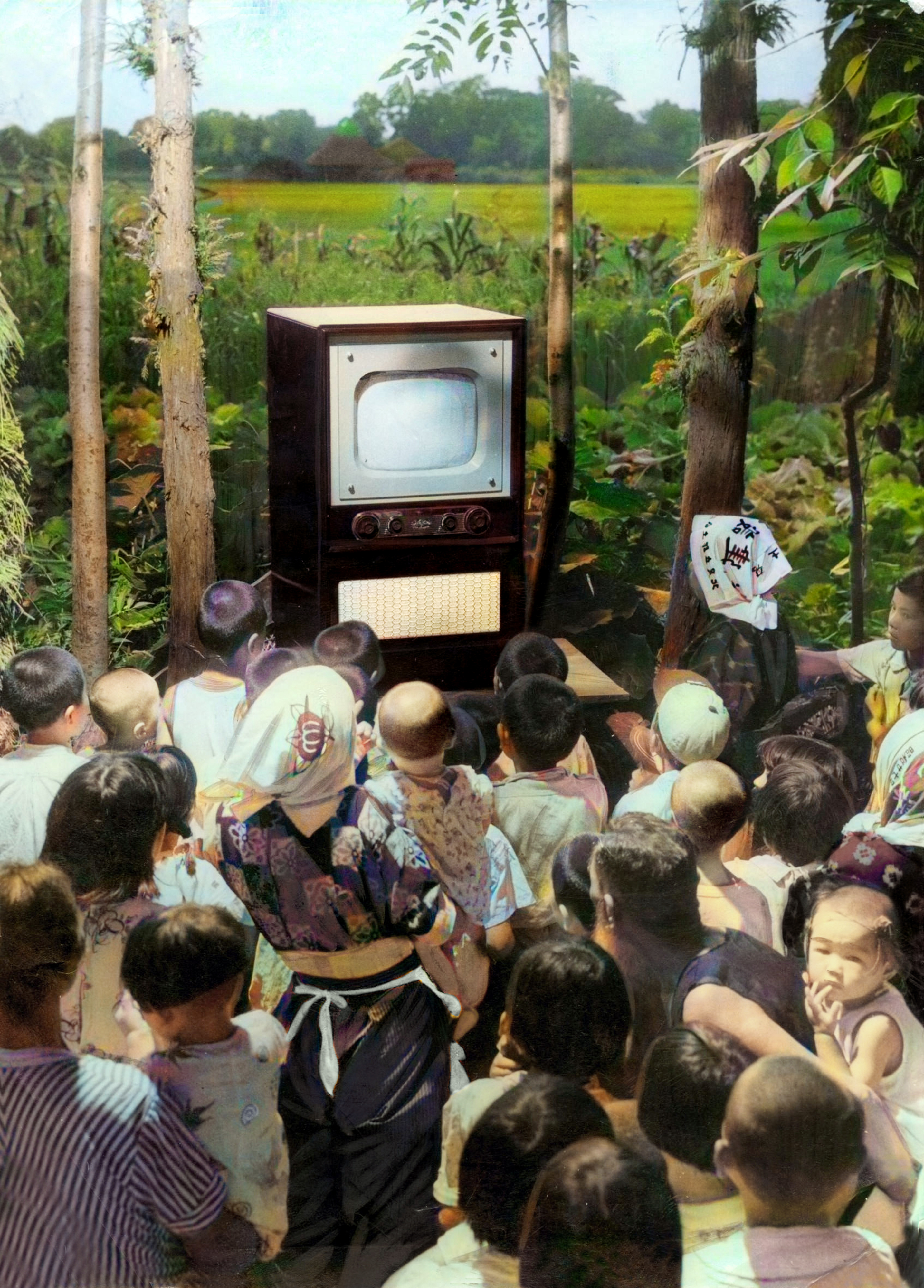 70年前、テレビ放送を初めて見た昭和28年の人々の様子をカラー化 