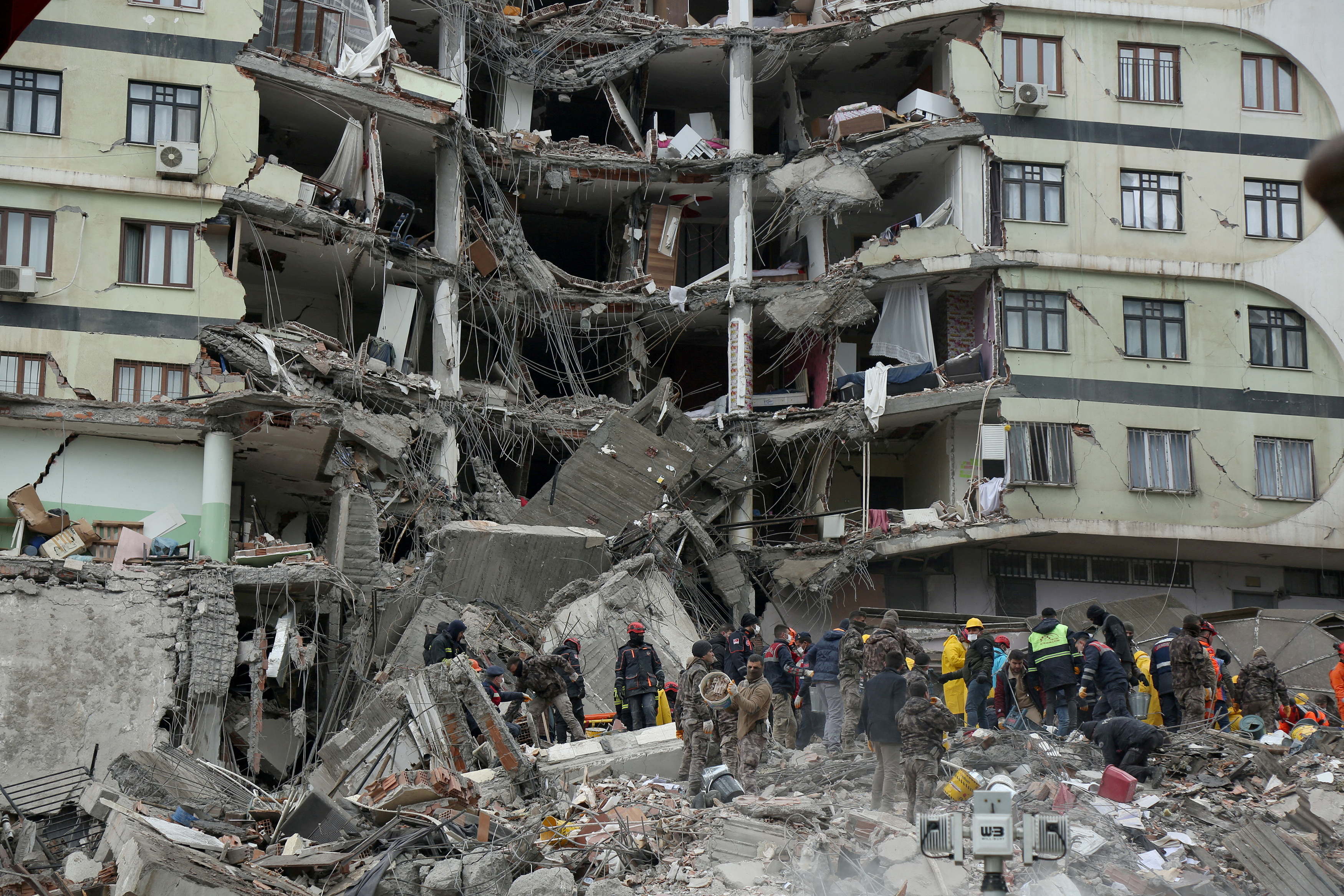 Сколько человек погибло при землетрясении. Землетрясение в Турции 6 февраля 2023. Землетрясение в Турции 2023. Диярбакыр Турция землетрясение. Землетрясение в Турции февраль 2023.